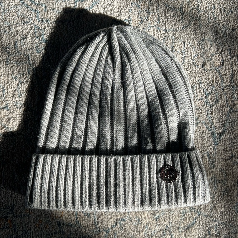 Michael Kors beanie in grey. Super soft with vertical stripes